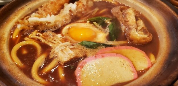 【名古屋めし】定番「味噌煮込みうどん」の歴史は？金シャチ横丁の豪華メニューも紹介！