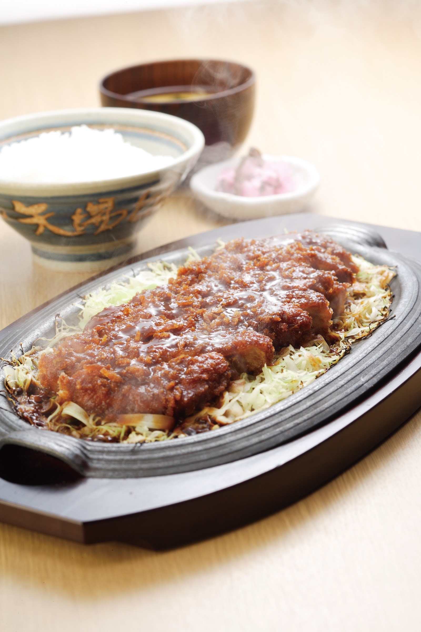 漬物や小鉢が付いた矢場とんの極上リブ鉄板とんかつ御膳