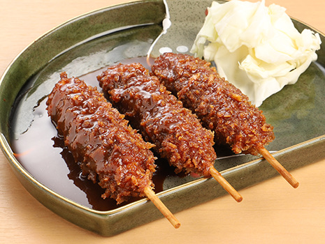 味噌だれをかけた矢場とんのみそかつ串